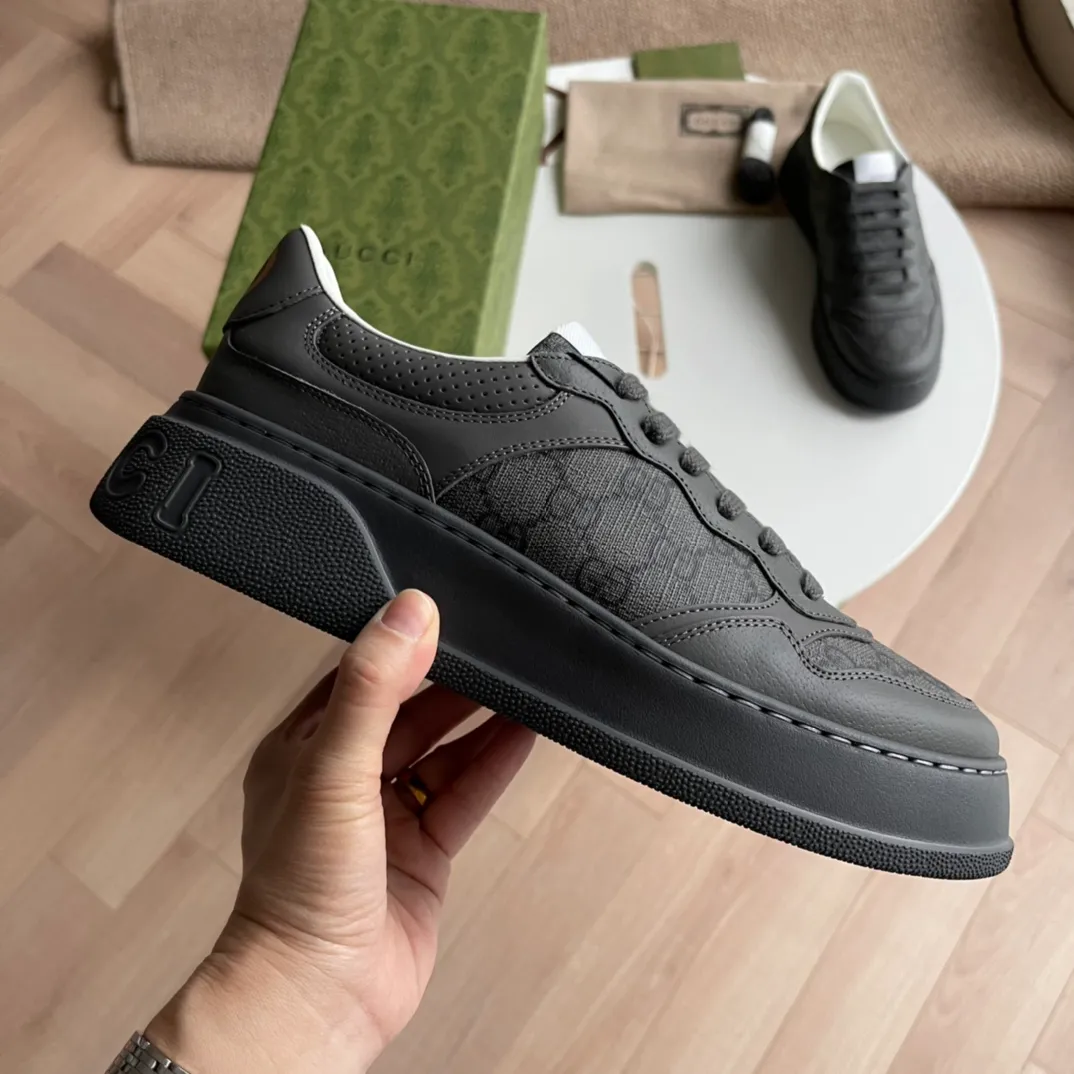 G's 🆕new thick-soled sneakers✔️designed sneakers are full of fun retro flavor. Gucci’s new collection continues to seek inspiration from daily life in other eras and incorporates the essence of current design to create refreshing designs. This sneaker is made of leather and GG canvas, decorated with Gucci details, showing the profound connotation of the brand logo〰️ Size: 35-40 (women) 38-45 (men) P hot style